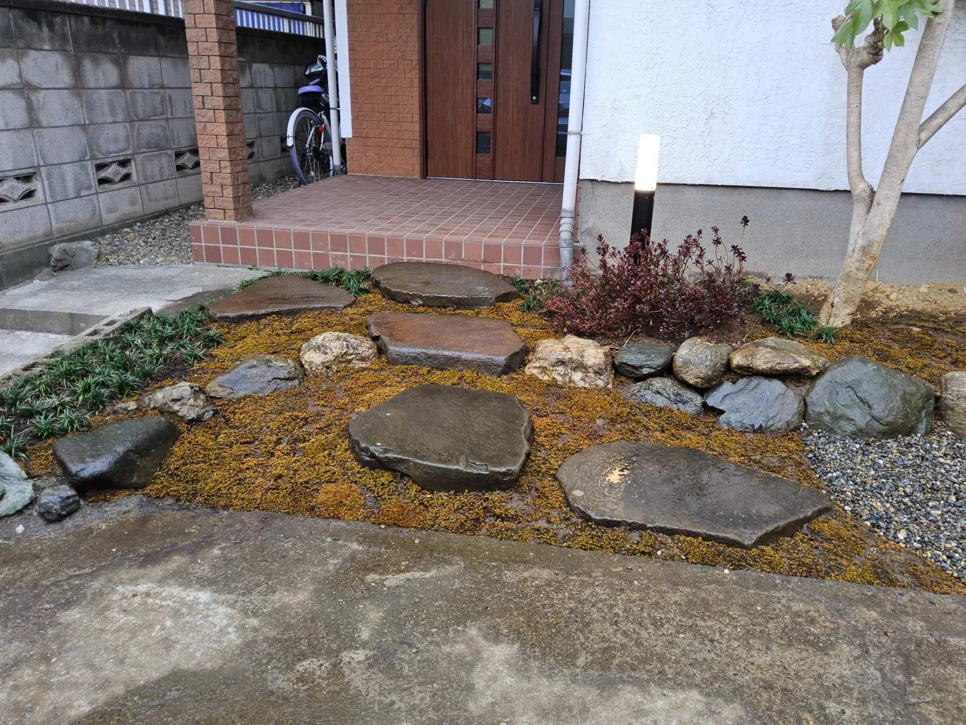 【造園 足立区】苔を張った玄関